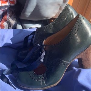Women’s green/blue stitched tie on heeled shoe
